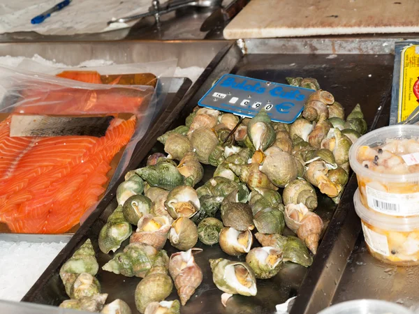 Big snails, escargots, stuffed with green sauce, from a seafood market in Paris, France. — Stock Photo, Image