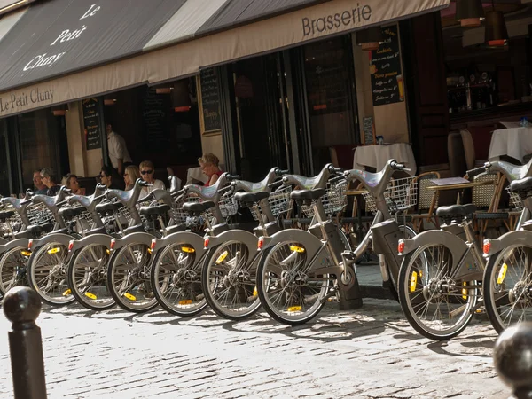 Parking, rowery do wynajęcia, na ulicach Paryża — Zdjęcie stockowe