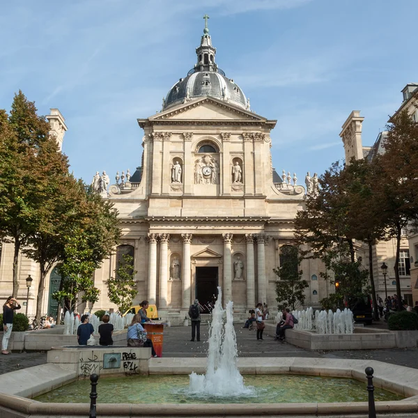 Brunnen am Place de la Sorbonne. Paris, Frankreich — Stockfoto