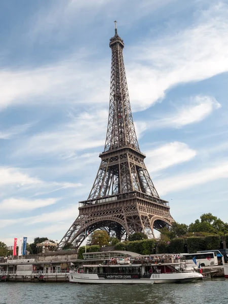 Een weergave van een rivier van de Seine met de Eiffeltoren in Parijs. Het meest bekende symbool van Parijs, Frankrijk — Stockfoto