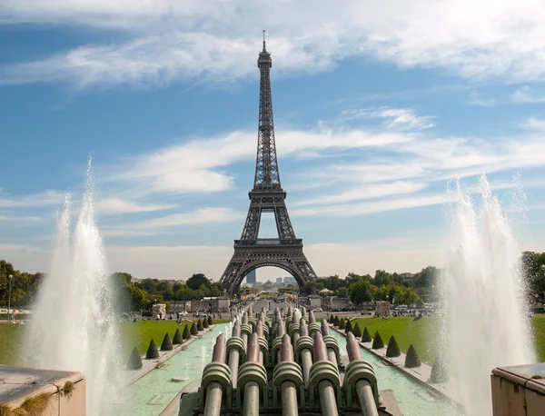 Eiffel Tower gezien vanaf fontein in het Jardins du Trocadero — Stockfoto