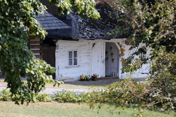 Stary drewniany dom biały w Lanckorona w Polsce — Zdjęcie stockowe