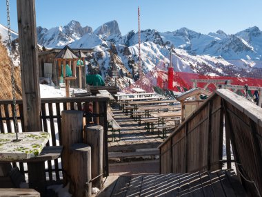 Dolomites Alps - Val Gardena Sella grubunda bakan. İtalya