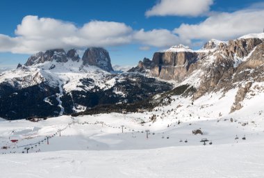Dolomites Alps - Val Gardena Sella grubunda bakan. İtalya