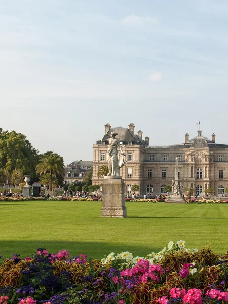 The Luxembourg Garden in Paris. Luxembourg Palace is the official residence of  the French Senate. — Stock Photo, Image