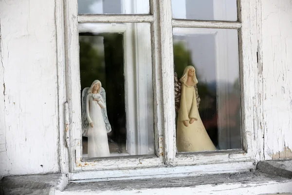 Estátua de anjo na janela velha — Fotografia de Stock