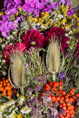 el yapımı güzel buketler çiçek ve otlar