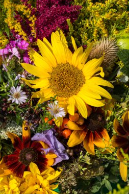 el yapımı güzel buketler çiçek ve otlar