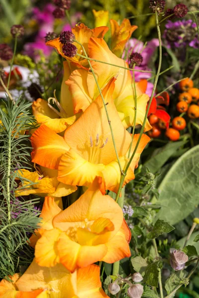 Beaux bouquets faits à la main de fleurs et d'herbes — Photo