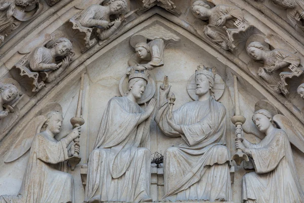Paris - West facade of Notre Dame Cathedral. The Virgin Mary portal and tympanum — Stock Photo, Image