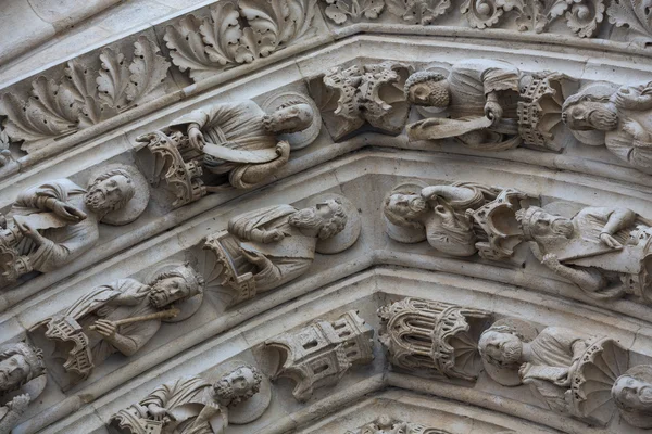 Paříž - západní průčelí katedrály Notre Dame. Archivolta Panny Marie portálu — Stock fotografie