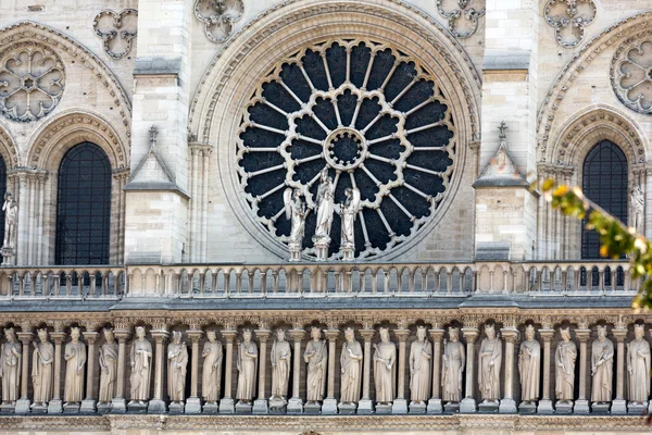 Parijs - West gevel van de kathedraal Notre-Dame. . Onderdeel van het King's Gallery — Stockfoto