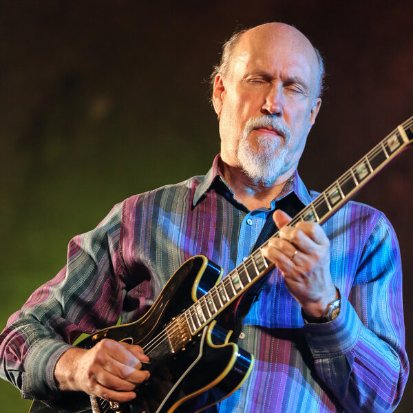 Джон Скофилд играет живую музыку на фестивале The Cracow Jazz All Souls Day в соляной шахте Велички
.