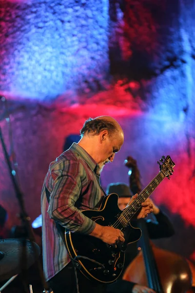John Scofield tocando música en vivo en The Cracow Jazz All Souls Day Festival en The Wieliczka Salt Mine . — Foto de Stock