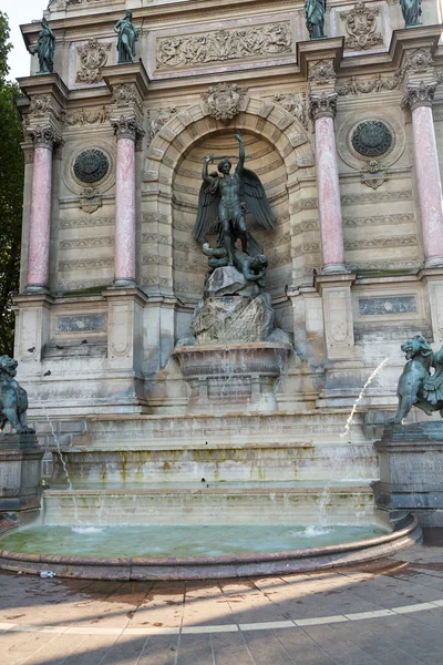 Памятники фонтану Сен-Мишель в Париже — стоковое фото
