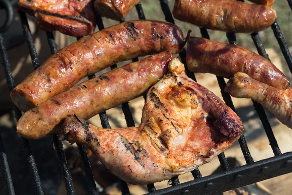 Barbecue with delicious grilled meat on grill — Stock Photo, Image