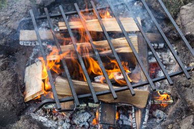 Boş Barbekü Izgara ile parlak portre alevler