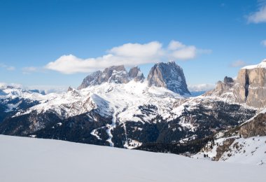 Dolomites Alpleri'nde kayak bölgesi. Val Gardena Sella grubunda bakan. İtalya