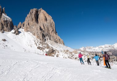 Dolomites Alpleri'nde kayak bölgesi. Val Gardena Sella grubunda bakan. İtalya