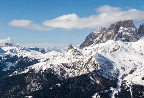 Lyžařská oblast v Alpách Dolomity. Výhled na skupinu Sella ve Val Gardeně. Itálie — Stock fotografie