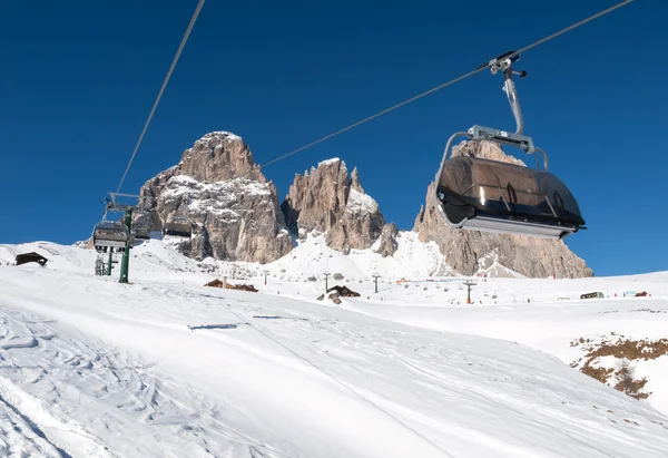 Skigebiet in den Dolomiten. mit Blick auf die Sellagruppe in Gröden. Italien — Stockfoto