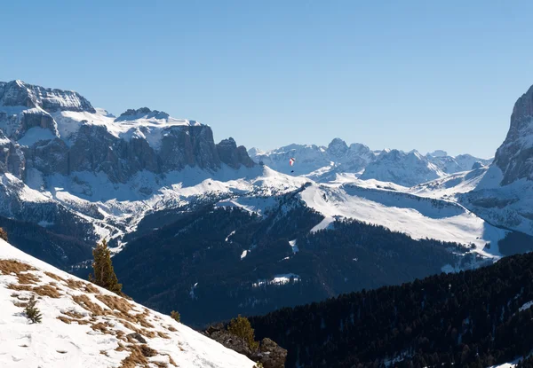 Lyžařská oblast v Alpách Dolomity. Výhled na skupinu Sella ve Val Gardeně. Itálie — Stock fotografie