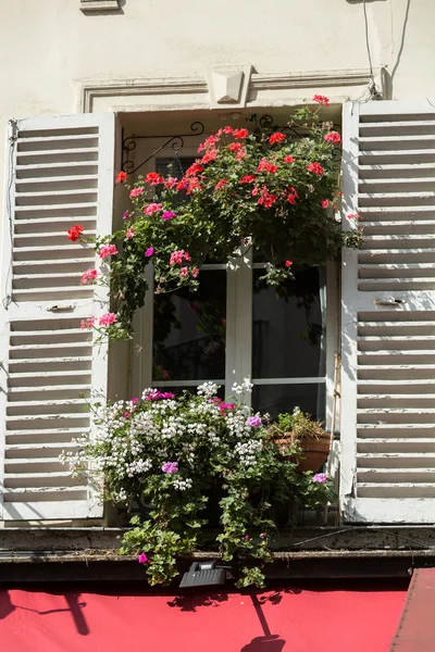 Fenêtres avec volets de bâtiments anciens sur Montmartre, Paris . — Photo