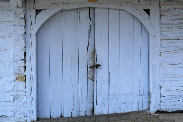 Una vista de una vieja puerta de madera —  Fotos de Stock