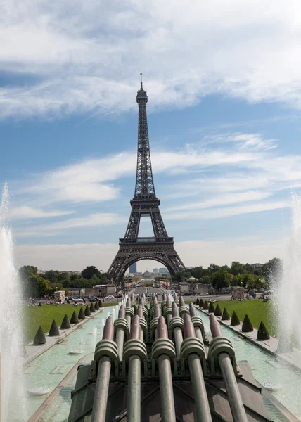Eiffel Tower gezien vanaf fontein in het Jardins du Trocadero — Stockfoto