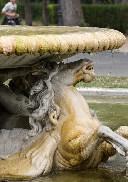 Fonte no Jardim de Villa Borghese. Roma, Itália — Fotografia de Stock