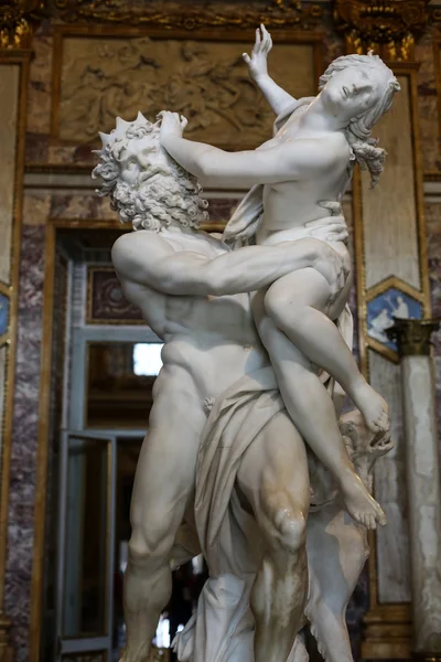 Barokowy marmurowy późnogotycka Grupa przez włoskiego artystę Gian Lorenzo Bernini, gwałt Prozerpiny w Galleria Borghese, Rzym, — Zdjęcie stockowe