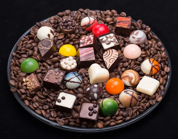 Set aus verschiedenen Schokoladenpralinen und Kaffeebohnen — Stockfoto