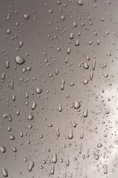 Wassertropfen auf dem Auto nach Regen — Stockfoto