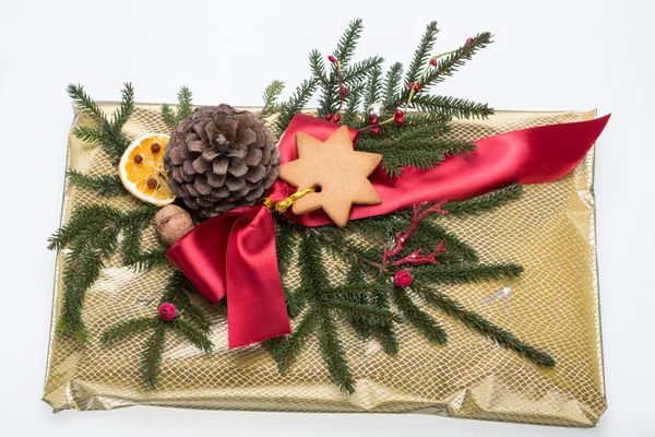 Weihnachtsgeschenkboxen mit roter Schleife dekoriert — Stockfoto