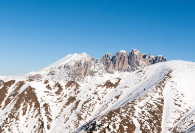 Dolomites Alpleri'nde kayak bölgesi. Val Gardena Sella grubunda bakan. İtalya