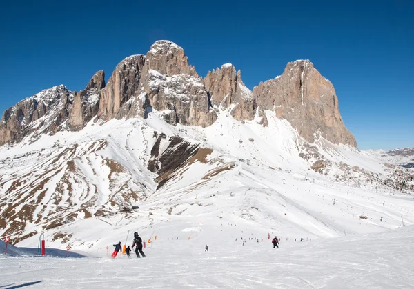 Zona de esquí en los Alpes Dolomitas. Con vistas al grupo Sella en Val Gardena. Italia — Foto de Stock