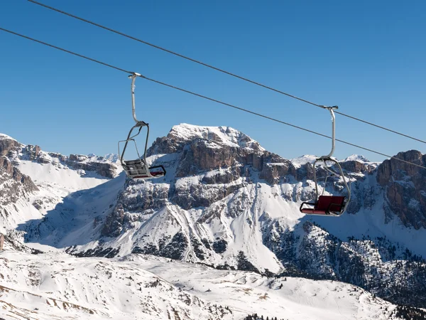 Lyžařská oblast v Alpách Dolomity. Výhled na skupinu Sella ve Val Gardeně. Itálie — Stock fotografie