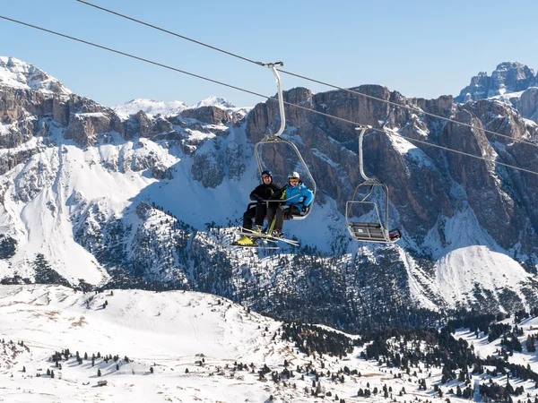 Skidområdet i Dolomiterna-Alperna. Med utsikt över Sella grupp i Val Gardena. Italien — Stockfoto