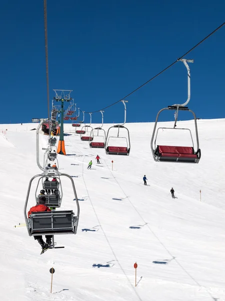 Zona de esquí en los Alpes Dolomitas. Con vistas al grupo Sella en Val Gardena. Italia —  Fotos de Stock