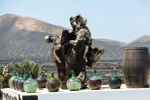 Duże butelki z wina z winogron - malvasia. Lanzarote, Hiszpania — Zdjęcie stockowe