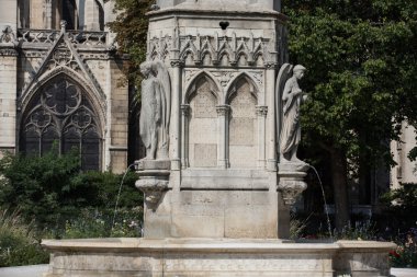 Paris - Virgin Meydanı Jean XXIII yakın Doğu Yakası Katedrali Notre Dame'nın Çeşmesi
