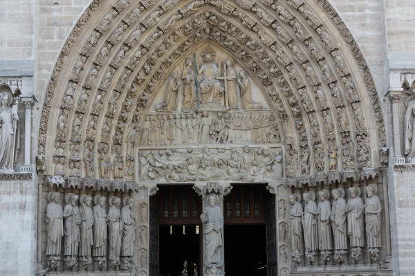 パリのノートルダム大聖堂の西の前部の中央ポータル最後の審判を描いた — ストック写真