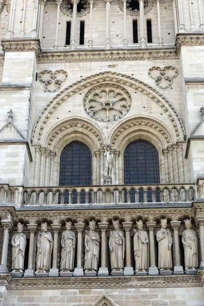 Paříž - západní průčelí katedrály Notre Dame. . Část z King's Gallery — Stock fotografie