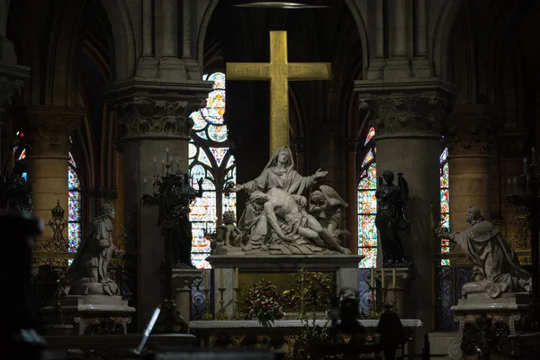 París Catedral de Notre Dame. La Estatua de La Pieta en el Altar Mayor. Francia — Foto de Stock