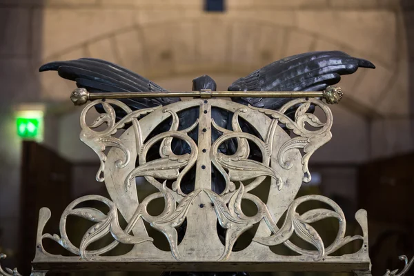 Splendid exhibition goods of the treasury of the cathedral Notre-Dame . Paris France — Stockfoto