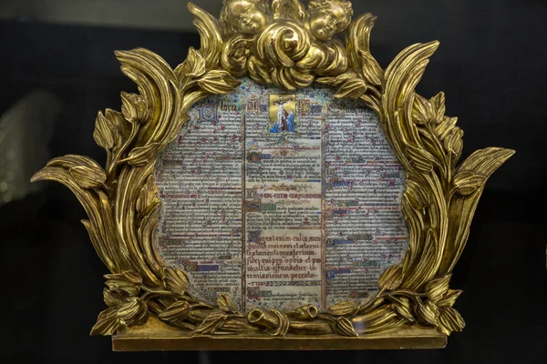 Bens de exposição esplêndidos do tesouro da catedral Notre-Dame. Paris, França — Fotografia de Stock