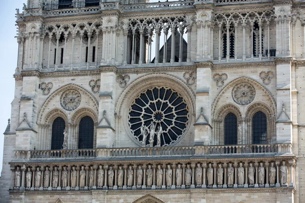 パリのノートルダム大聖堂の西のファサード。.王のギャラリーの一部 — ストック写真