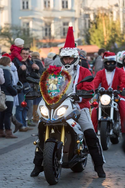 Parada Mikołaje na motocyklach wokół rynku głównego w Krakowie. — Zdjęcie stockowe