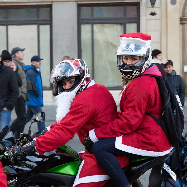 El desfile de Santa Claus en motocicletas alrededor de la Plaza del Mercado Principal en Cracovia . —  Fotos de Stock