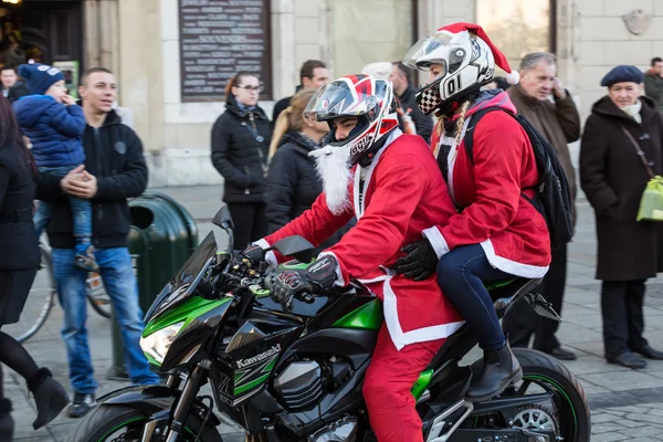 El desfile de Santa Claus en motocicletas alrededor de la Plaza del Mercado Principal en Cracovia . —  Fotos de Stock